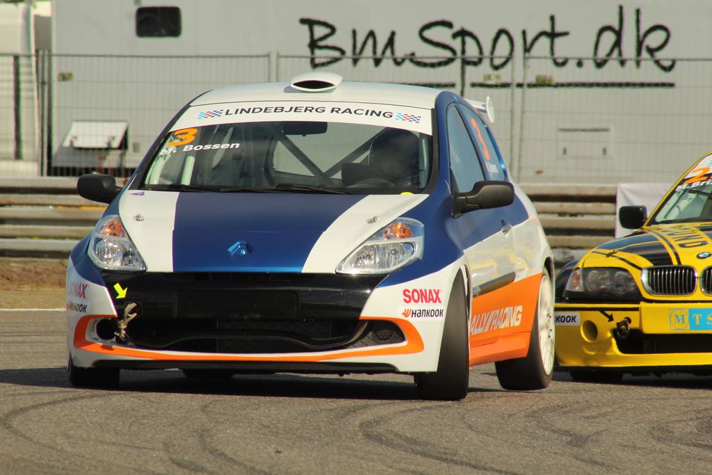 Mekanikerne hos Sally Rally har haft travlt siden Åbningsløbet på Padborg Park, da forenden på Mark Bossen’s Clio 3 bestemt ikke så ud som her på billedet, da weekenden var omme
(Foto: JJ Media )
